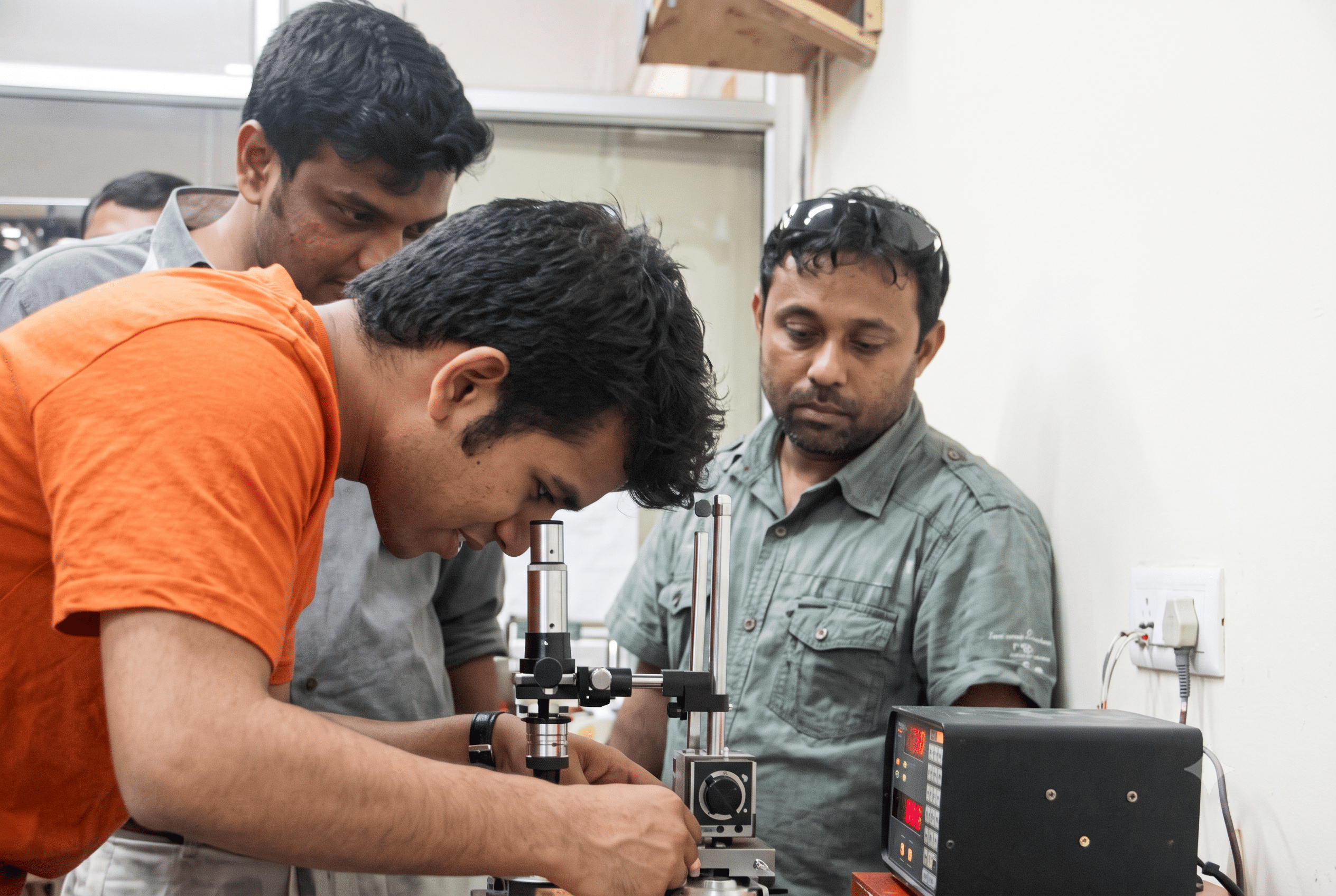 Overseas trainees practising a calibration set-up with a Belz engineer